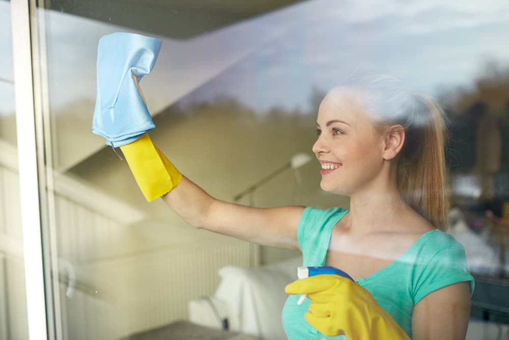 How do professionals clean windows without streaks
